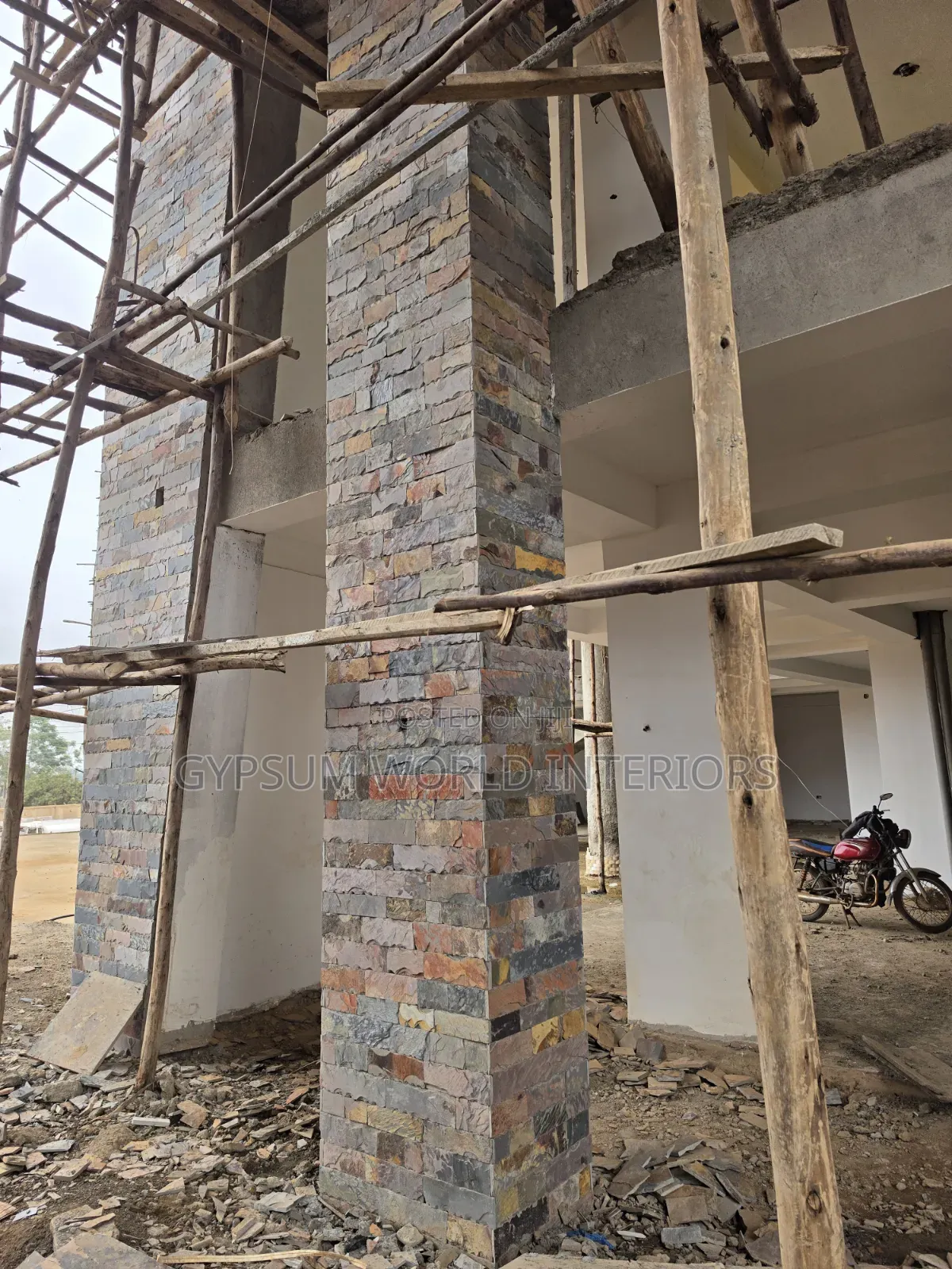 Slate Stones Fixed on Column Kira