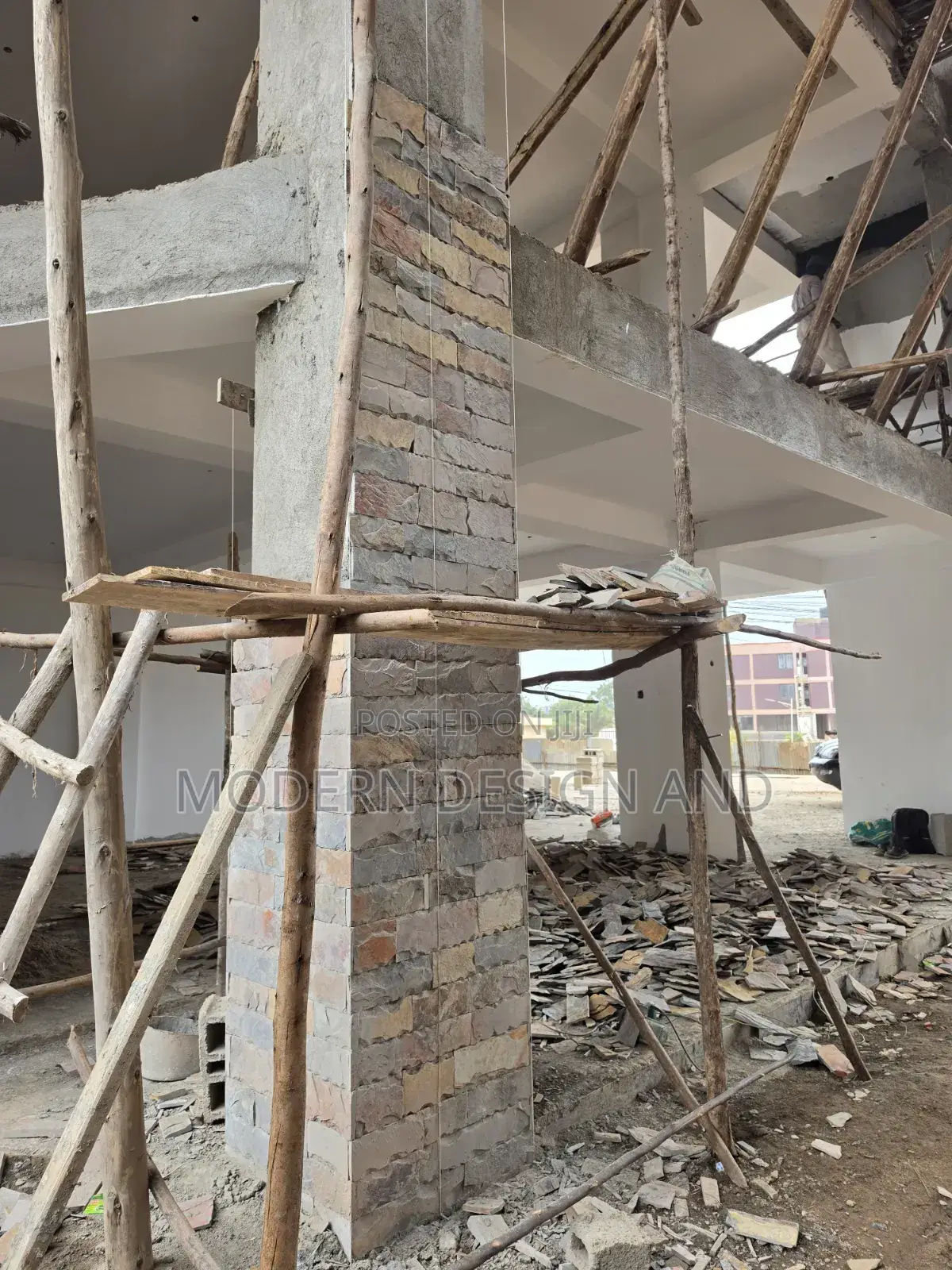 Slate Stones Fixed on Column Kira