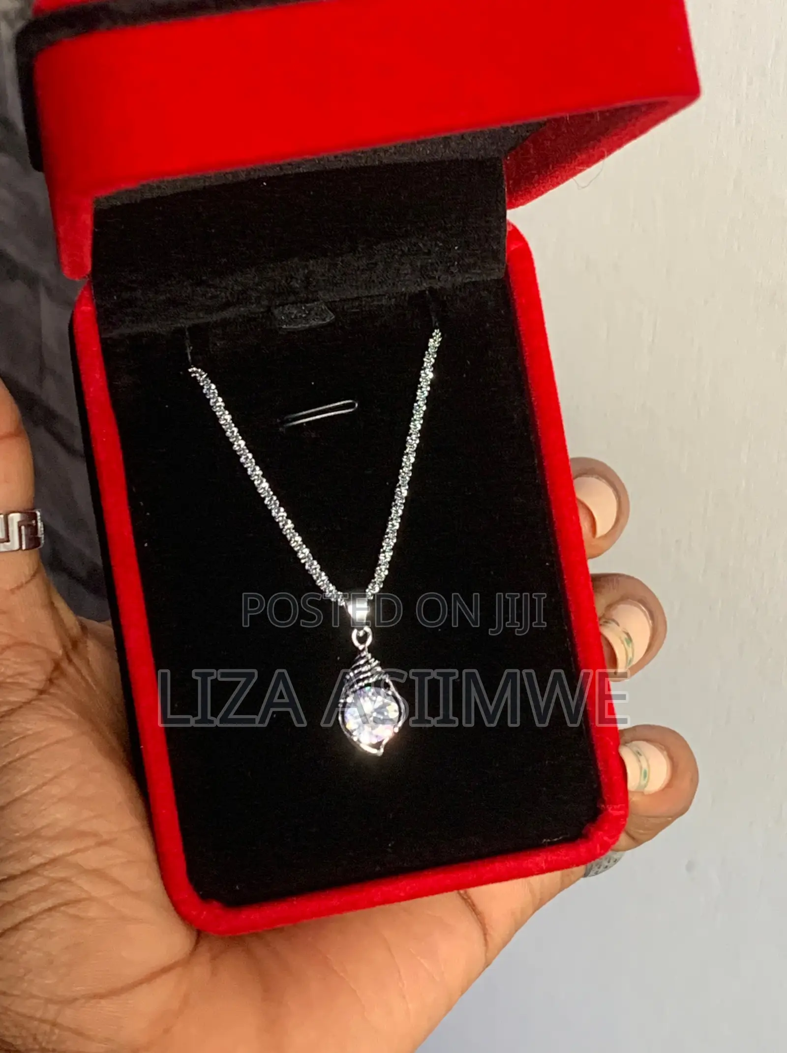 Lady’S Timeless Stunning Teardrop Solitaire Pendant Necklace