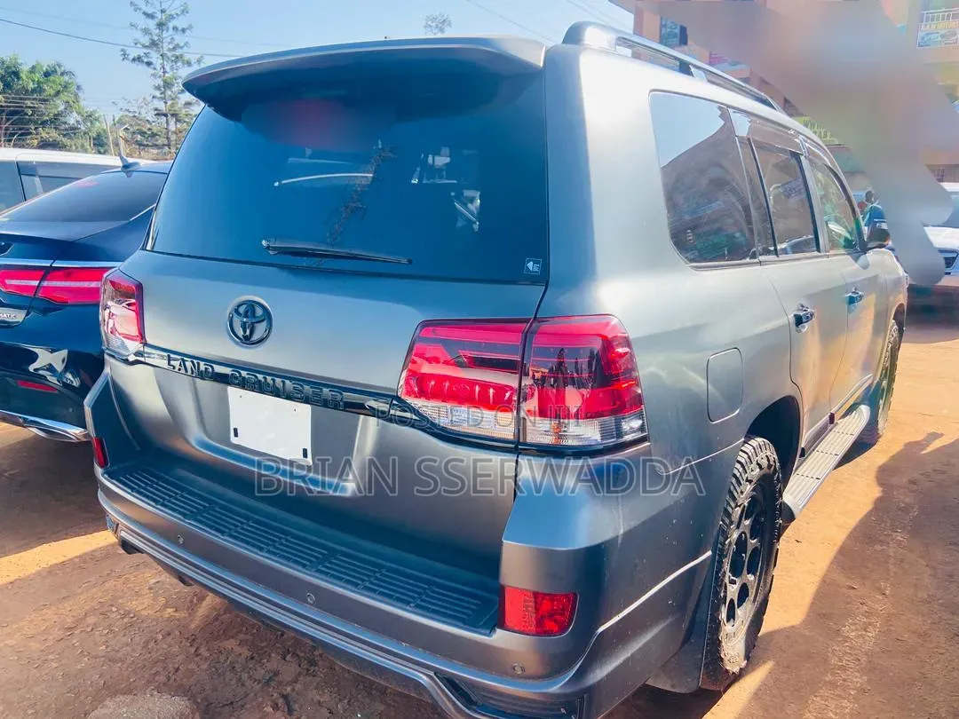 Toyota Land Cruiser 4.6 V8 GX 2017 Gray