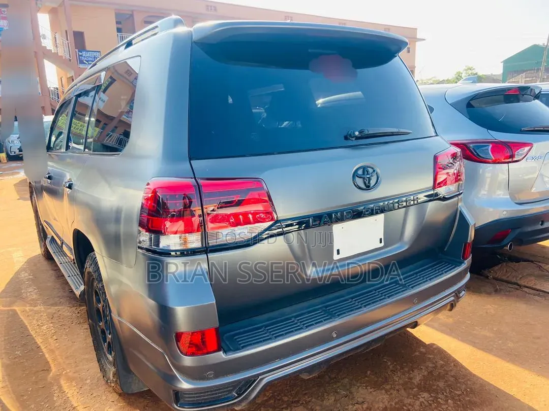 Toyota Land Cruiser 4.6 V8 GX 2017 Gray