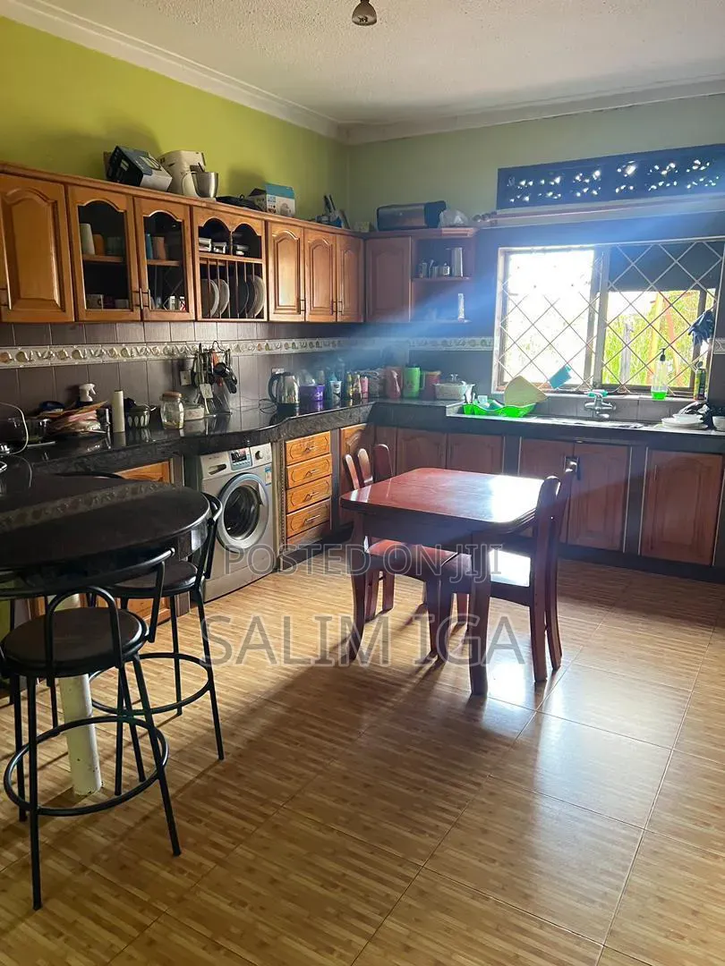 4bdrm Bungalow in Kololo Property, Central Division for rent
