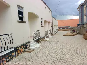 8bdrm Duplex in Matuuga Town, Wakiso / Wakiso for sale