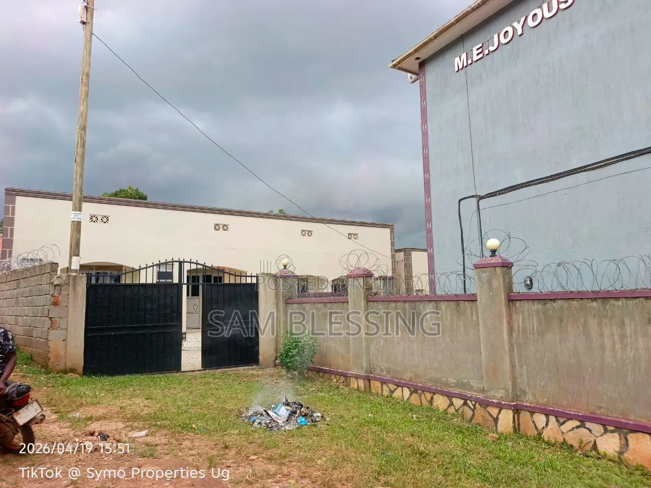 8bdrm Duplex in Matuuga Town, Wakiso / Wakiso for sale