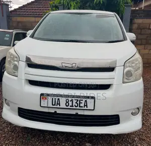 Toyota Noah 2010 White