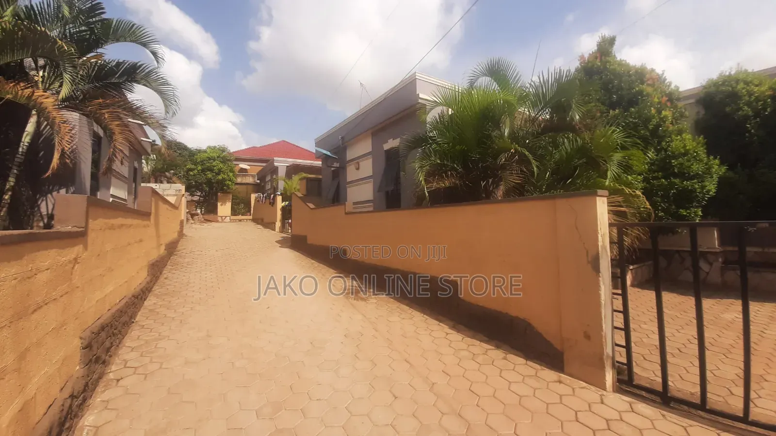 3bdrm Condo in Mbalwa, Wakiso / Wakiso for sale