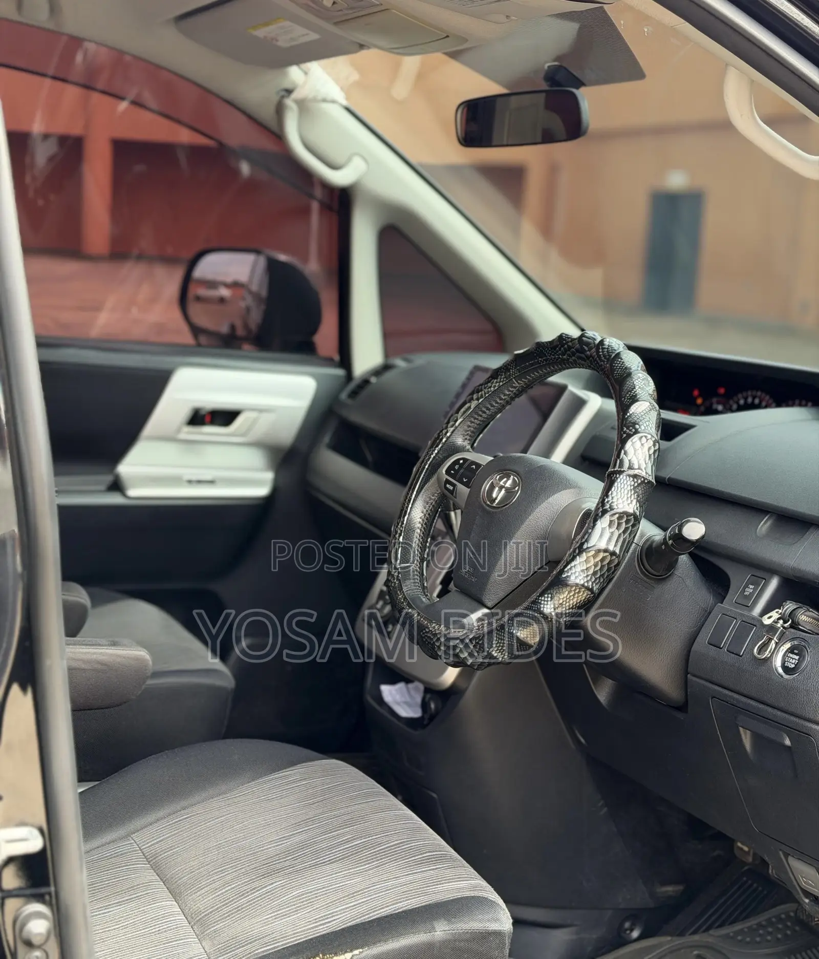Toyota Noah 2.0 158hp FWD (7 Seater) 2012 Black