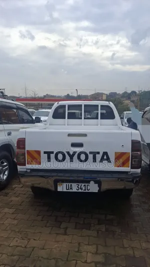 Toyota Hilux 2.5 D-4D 4X4 SRX 2010 White