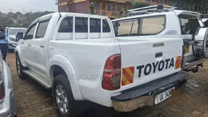 Toyota Hilux 2.5 D-4D 4X4 SRX 2010 White