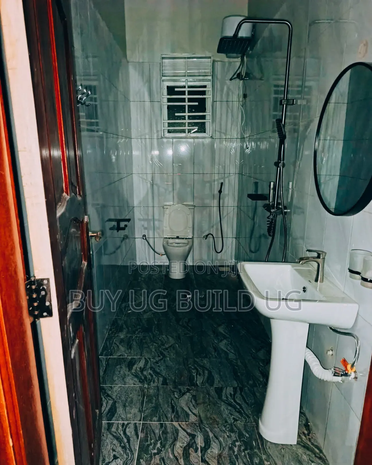 2bdrm House in Bweyogerer Town, Central Division for rent