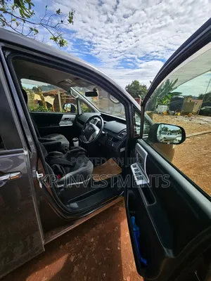 Toyota Noah 2.0 143hp AWD (8 Seater) 2012 Gray