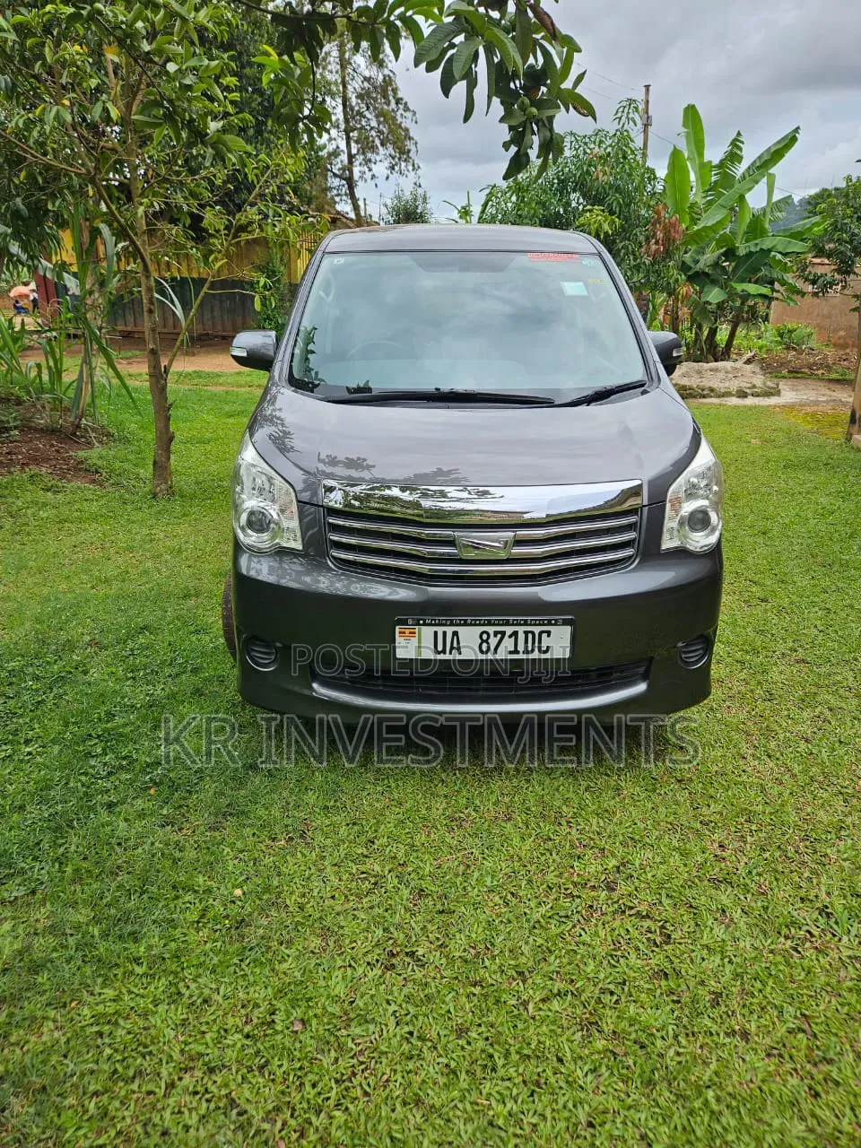 Toyota Noah 2.0 143hp AWD (8 Seater) 2012 Gray