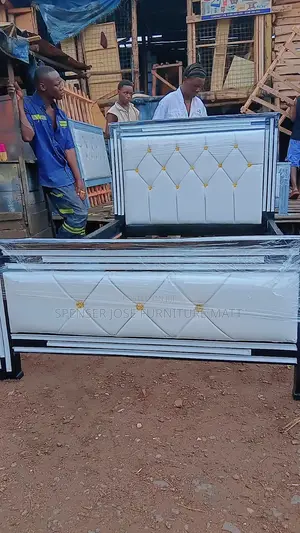 Bed 4by6 White Leather With Buttons