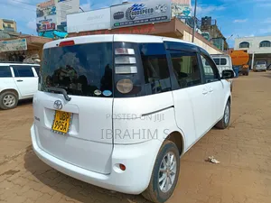 Toyota Sienta 2012 White