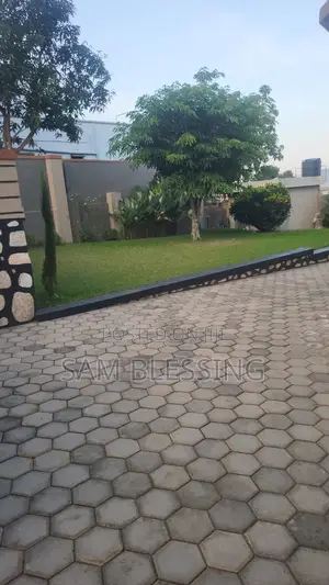 6bdrm Mansion in Arkright Bwebajja, Central Division for sale
