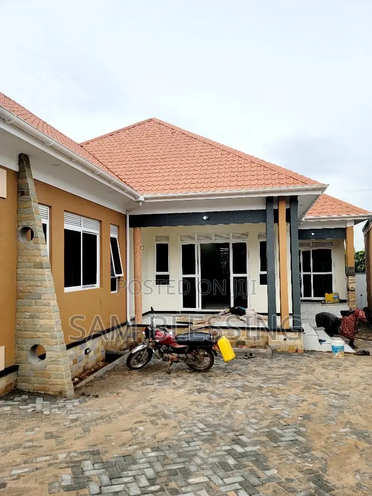 3bdrm House in Bwebajja Entebbe, Central Division for sale
