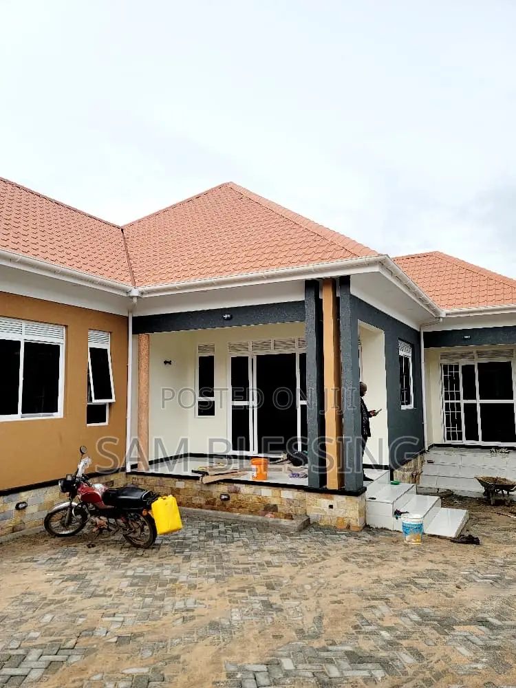 3bdrm House in Bwebajja Entebbe, Central Division for sale