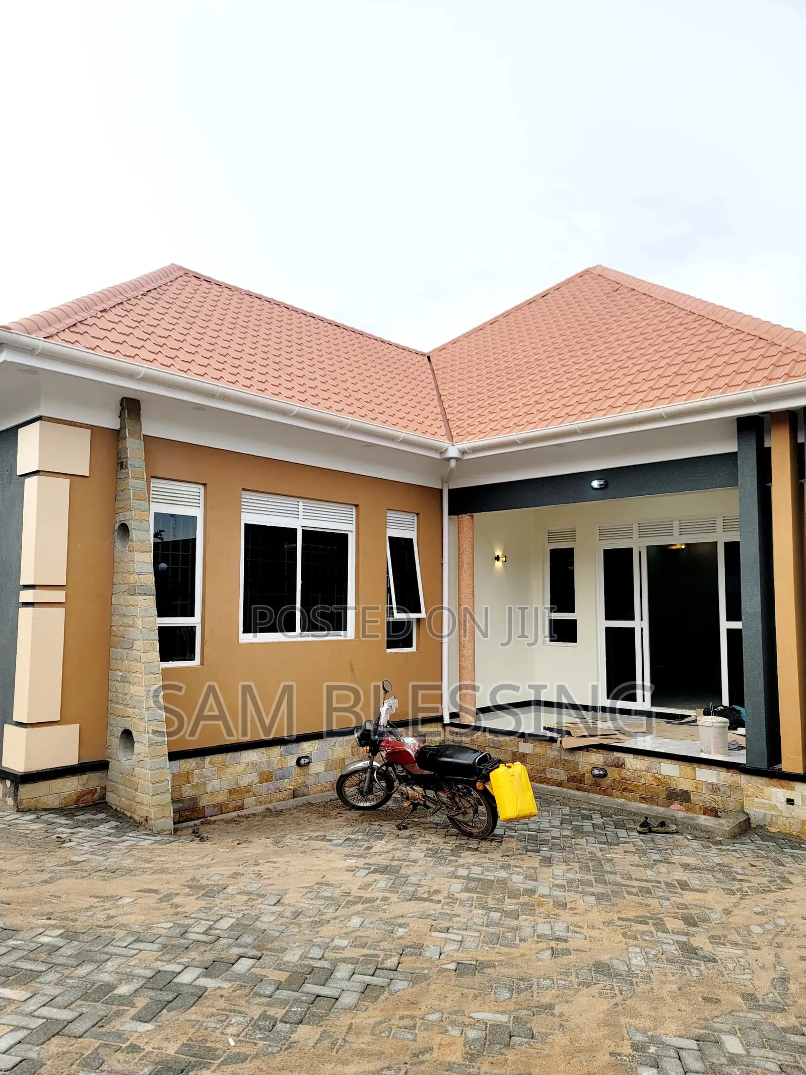 3bdrm House in Bwebajja Entebbe, Central Division for sale