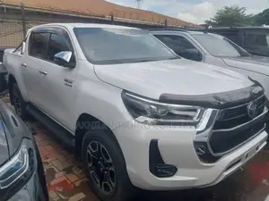 Toyota Hilux 2022 White