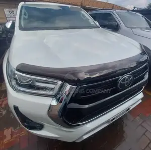 Toyota Hilux 2022 White