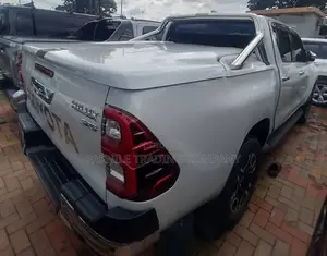Toyota Hilux 2022 White