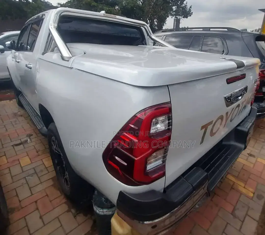 Toyota Hilux 2022 White