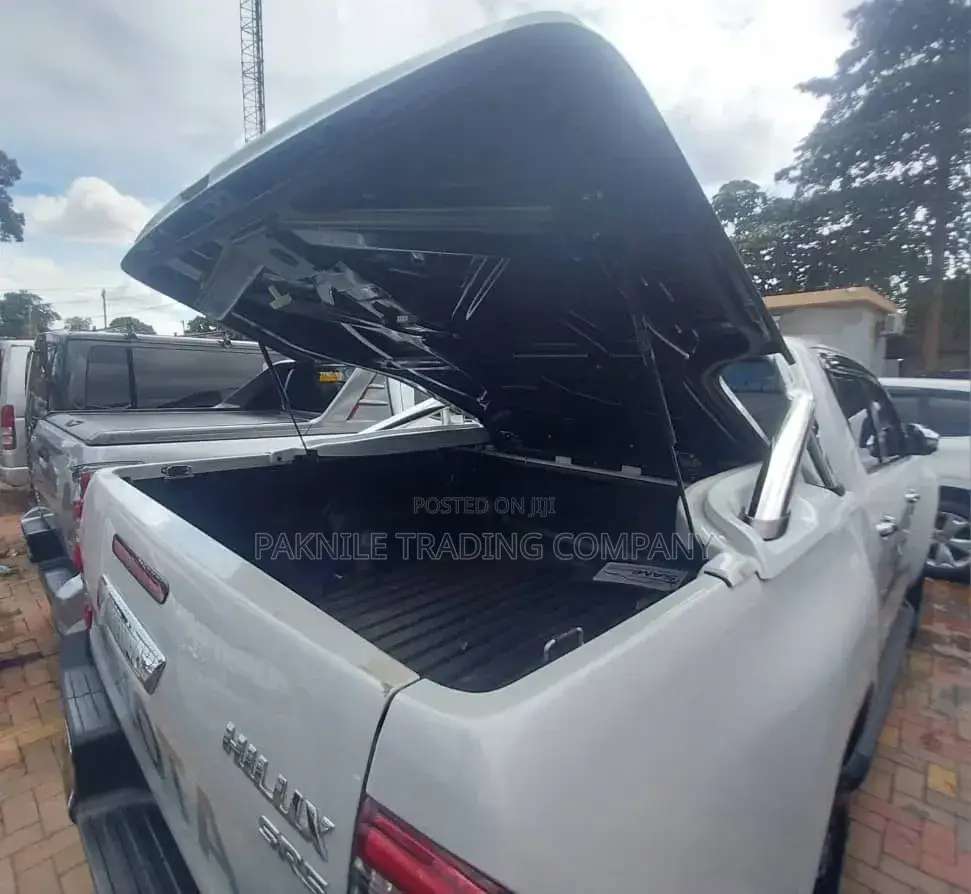 Toyota Hilux 2022 White
