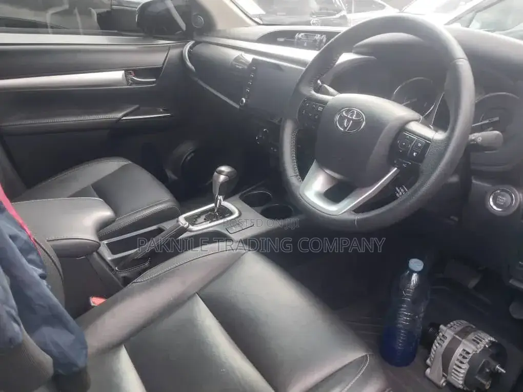 Toyota Hilux 2022 White