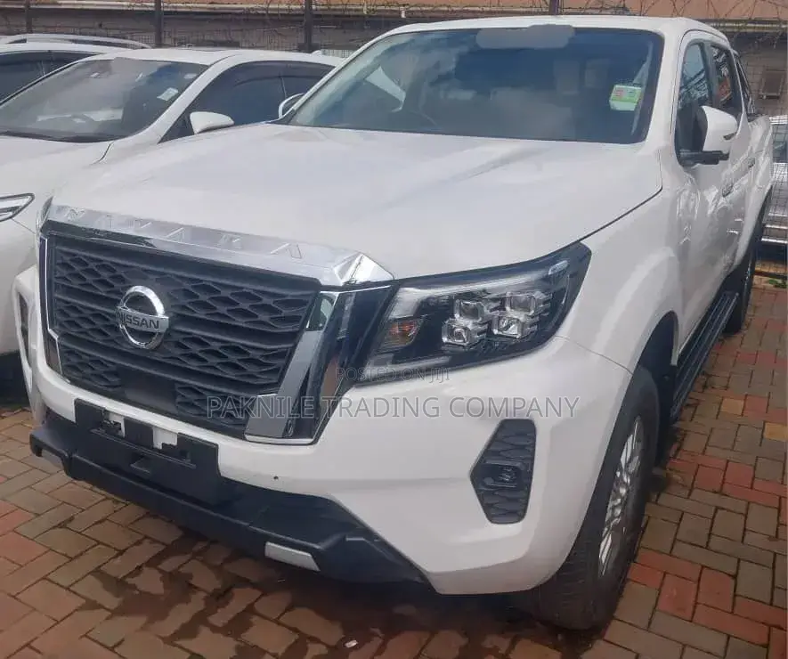Nissan Navara 2022 White