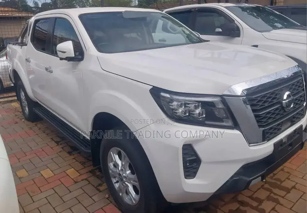 Nissan Navara 2022 White