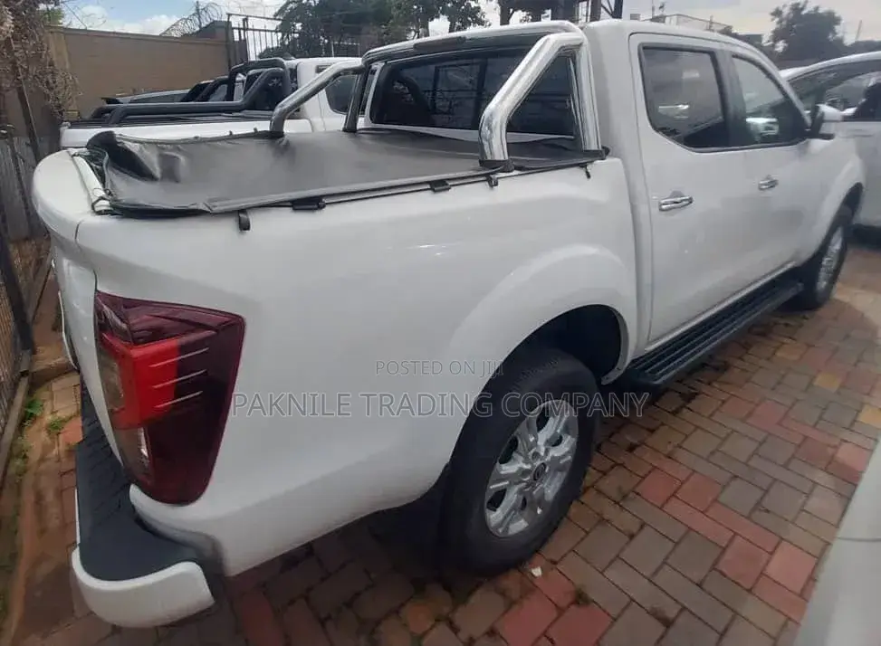 Nissan Navara 2022 White
