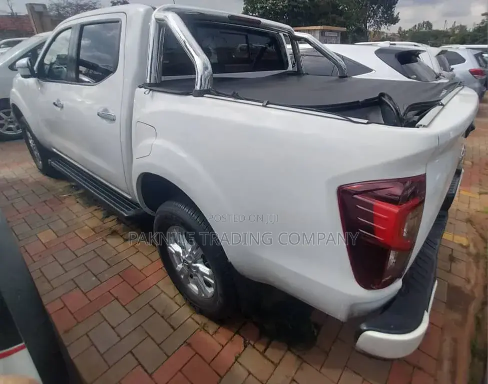 Nissan Navara 2022 White