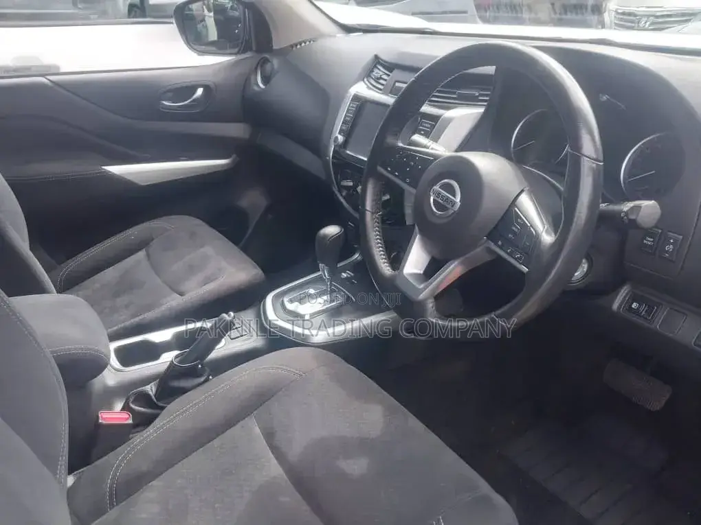 Nissan Navara 2022 White
