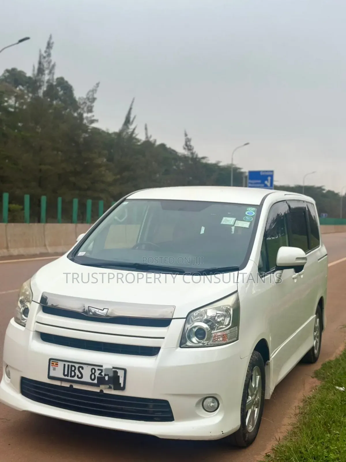 Toyota Noah 2012 White