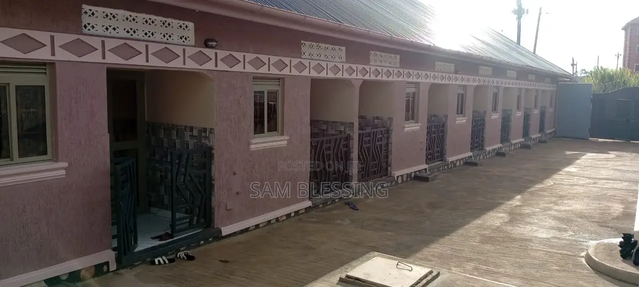 8bdrm Duplex in Busiga, Central Division for sale
