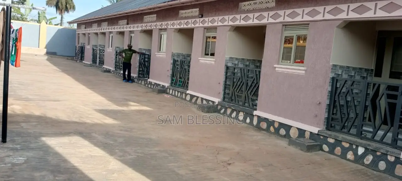 8bdrm Duplex in Busiga, Central Division for sale