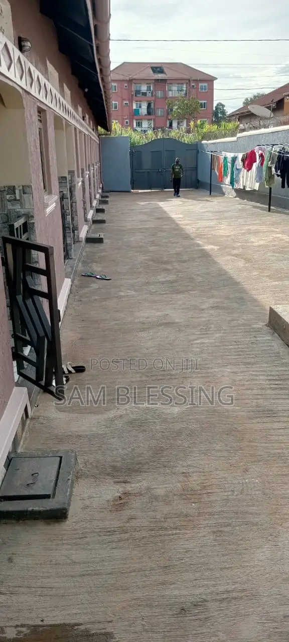 8bdrm Duplex in Busiga, Central Division for sale