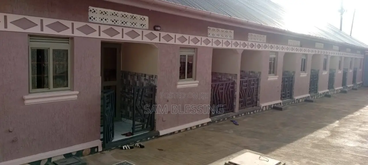8bdrm Duplex in Busiga, Central Division for sale