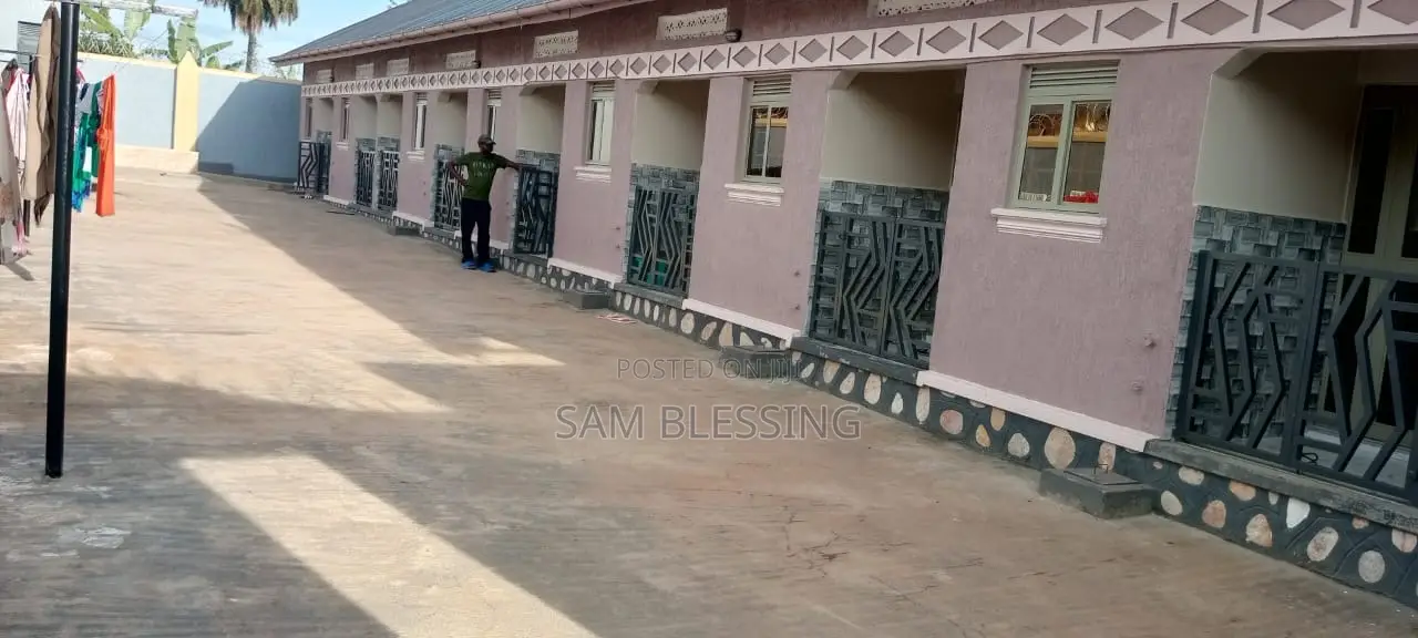 8bdrm Duplex in Busiga, Central Division for sale