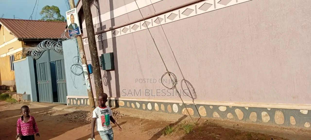 8bdrm Duplex in Busiga, Central Division for sale