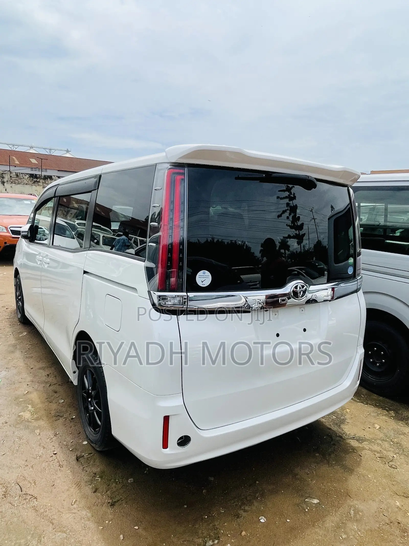Toyota Noah 2.0 FWD (8 Seater) 2017 White