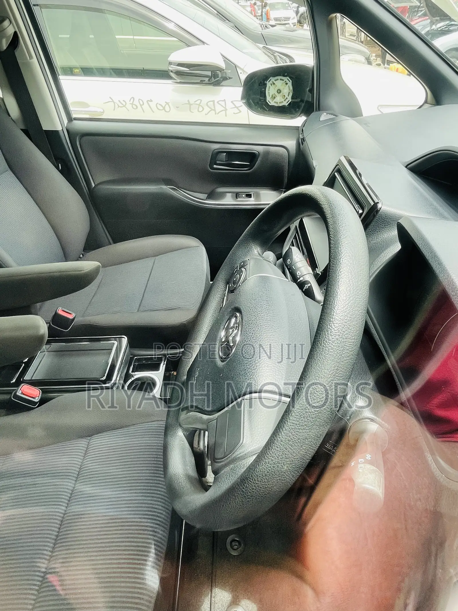 Toyota Noah 2.0 FWD (8 Seater) 2017 White