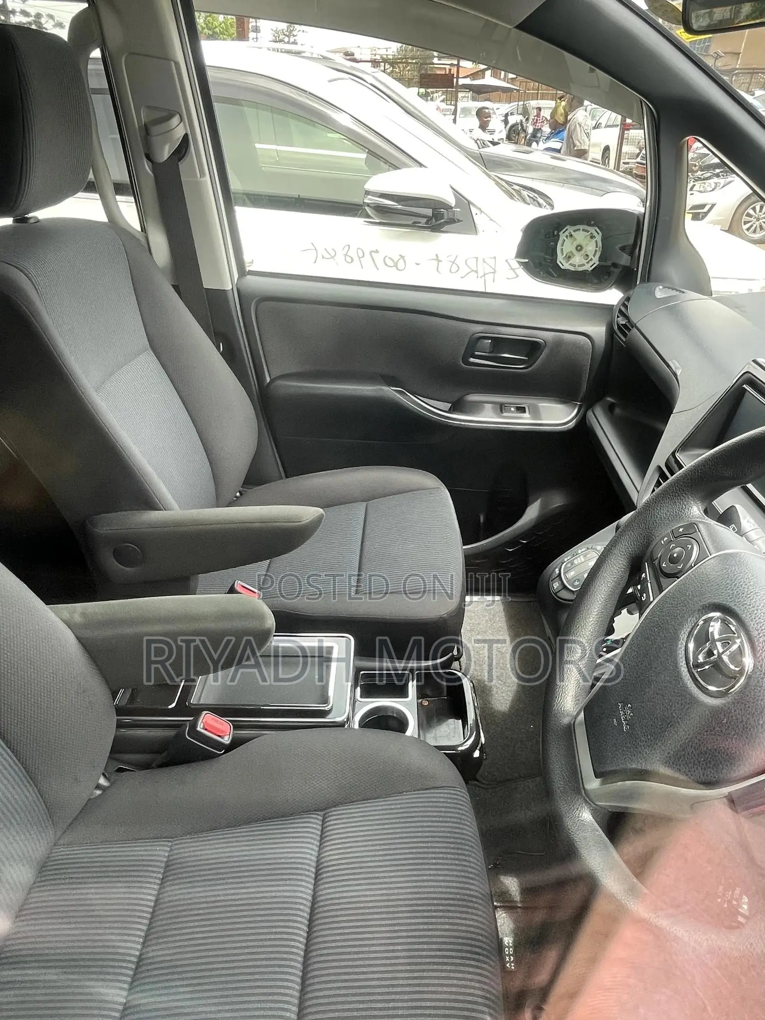 Toyota Noah 2.0 FWD (8 Seater) 2017 White