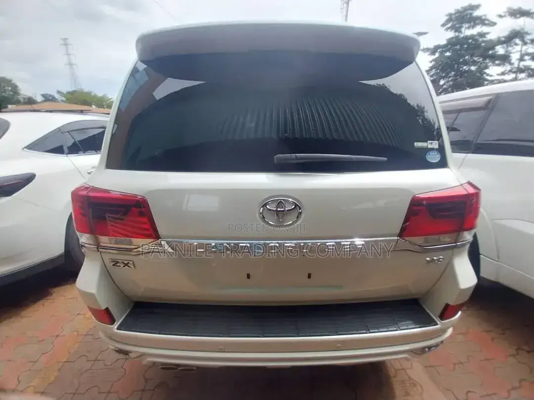 Toyota Land Cruiser 2015 White