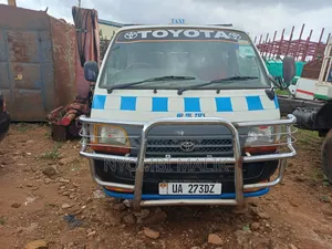 Toyota HiAce 2000 White