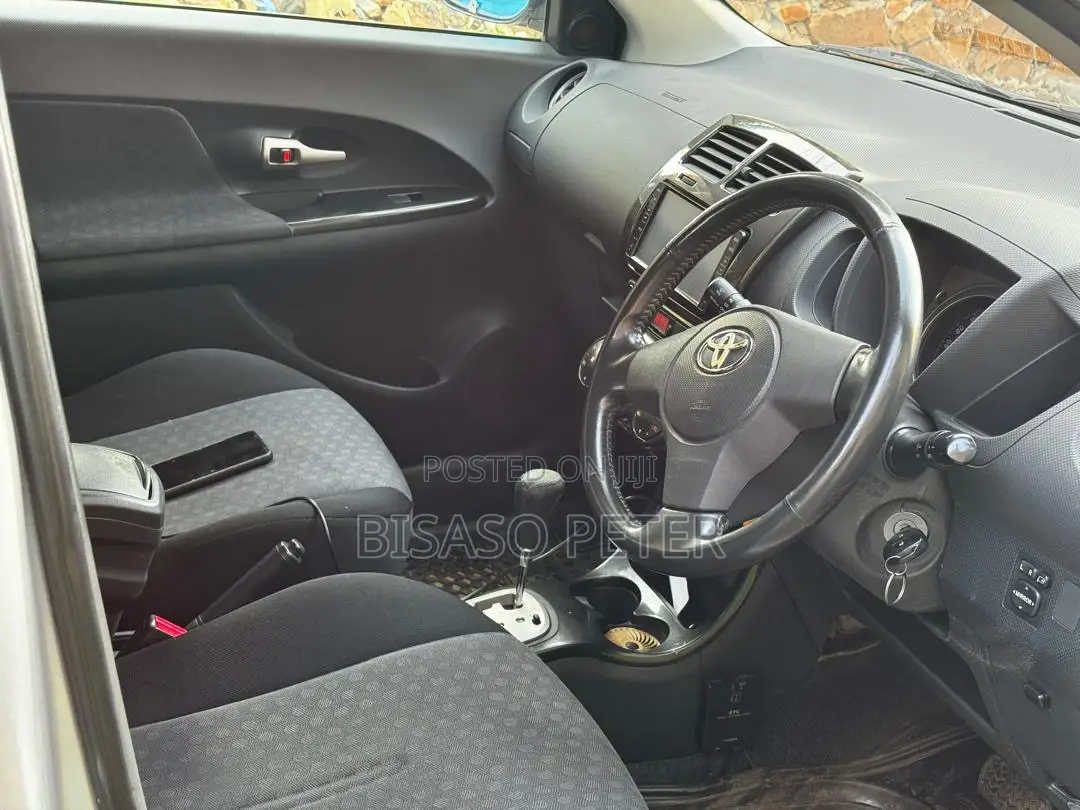 Toyota Ractis 1.5 AWD 2010 Silver