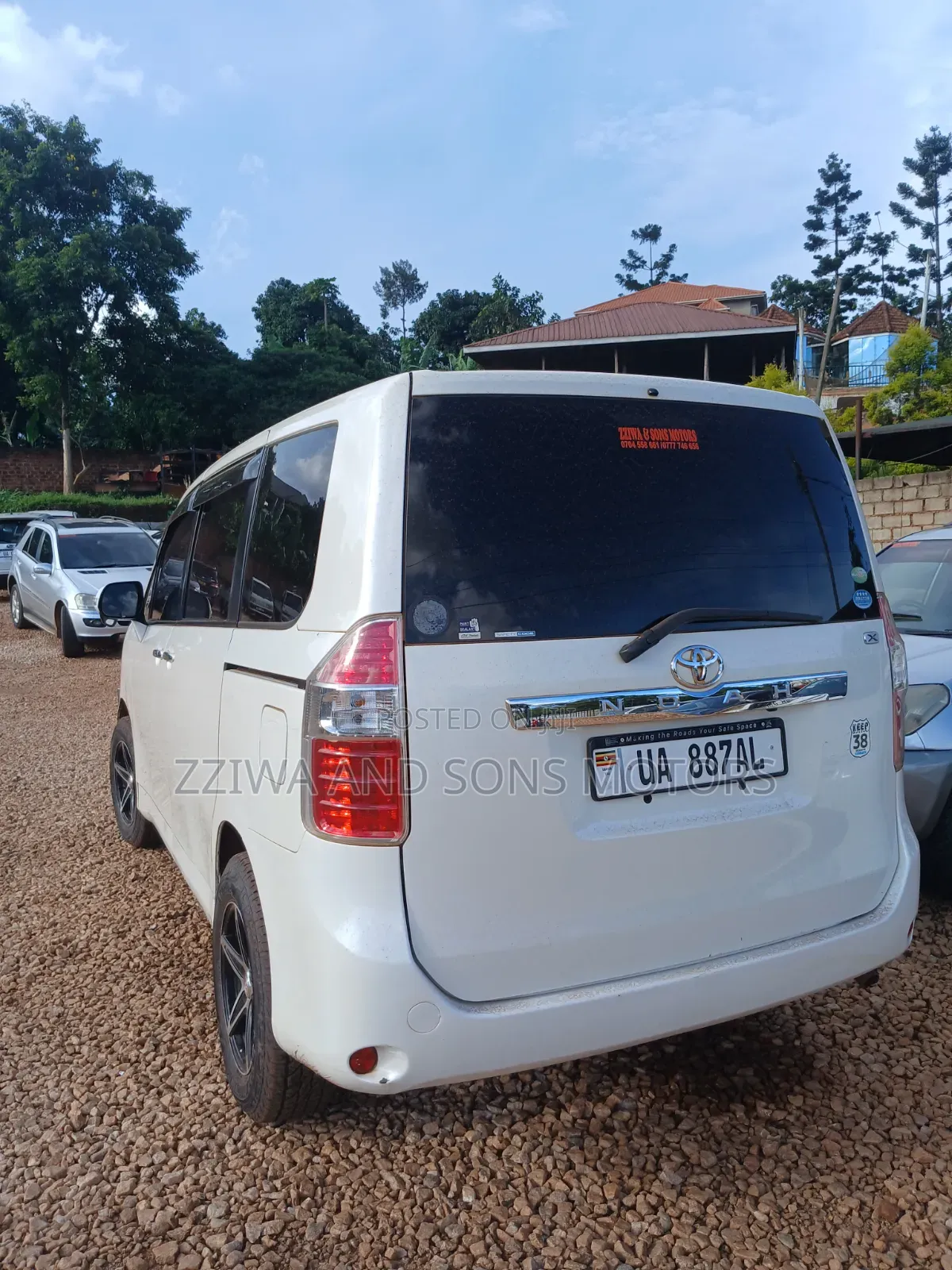 Toyota Noah 2.0 158hp AWD (8 Seater) 2010 White