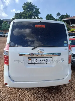 Toyota Noah 2.0 158hp AWD (8 Seater) 2010 White