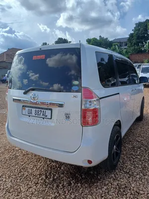 Toyota Noah 2.0 158hp AWD (8 Seater) 2010 White