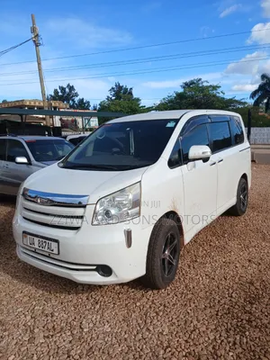 Toyota Noah 2.0 158hp AWD (8 Seater) 2010 White